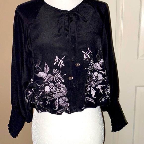 Karen Kane Tops - 🖤🫶🏻 Black Embroidered blouse. Size extra small in women’s.